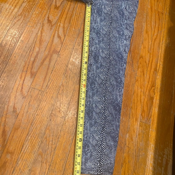 Tory Burch women’s size 27 snake, print jeans, zipper, and button top stretchy - Picture 8 of 12